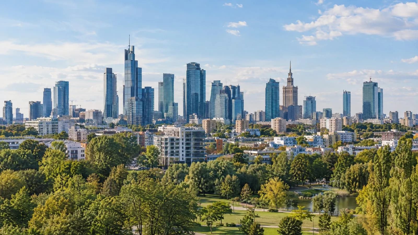 Panorama Warszawy z wieżowcami Woli i zielenią parków