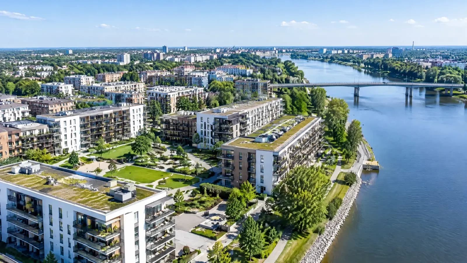 Widok z lotu ptaka na nowe osiedla nad rzeką w zabytkowym mieście